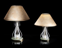 Zwei Tischlampen mit Lampenschirmen aus weißem Milchglas