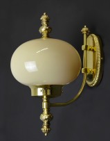 Art-Deco-Wandlampe mit Opalkugel - ausgeschaltet