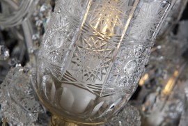 Detail einer geschliffenen Vase eines Luxus-Kronleuchters