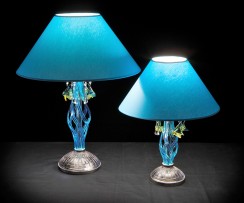 Blaue Tischlampen mit Glasfischen