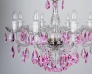 8-armiger Kristallkronleuchter mit glatten Glasarmen und geschliffenen violetten fuchsiafarbenen Mandeln