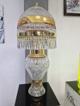 Die Lampe ist mit Kristallhufen verziert (32 % PbO).