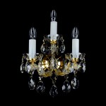 Maria Theresia Wandleuchte mit drei Glühbirnen für ein Interieur mit antiken Möbeln (Licht aus)