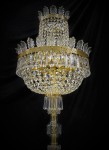 Der Strass-Korb der Schlosslampe ist mit Palmblättern aus Glas verziert