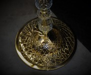Die Lampe ist sehr stabil. Im unteren Teil befindet sich eine Stahlscheibe mit einer Abdeckung aus Messing und Glas.