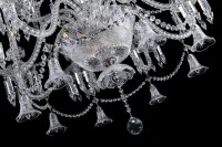 Der untere Teil des Kronleuchters mit einer geschliffenen Glasschale mit 3 Glühbirnen für zusätzliche Beleuchtung – Detail 2