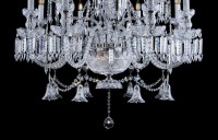Der untere Teil des Kronleuchters mit einer geschliffenen Glasschale mit 3 Glühbirnen für zusätzliche Beleuchtung – Detail 1