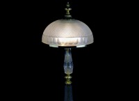 Der obere Teil der Lampe mit einem massiven Glasschirm