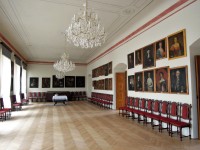Beispiel für einen MT-Kronleuchter mit 25 Glühbirnen in einem Schlossinterieur