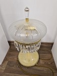 Das Lampenglas ist in Messingguss gefasst