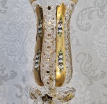 Detailansicht von Blumen aus hochglänzendem Emaille auf Gold