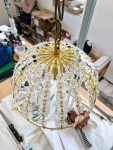 Werkstattmontage – der Kronleuchter sieht aus wie eine goldene Königskrone