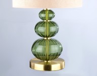 Eine Lampe mit drei grünen Kugeln als Symbol für das Gleichgewicht im Innenraum.