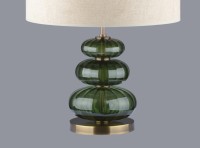 OLIVINE – Eine Lampe mit drei grünen Kugeln (Kieselsteinen) als Symbol für Ausgeglichenheit im Interieur.