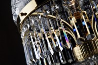 Kristallhufe an einem Lampengestell aus Messing