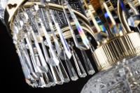 Die Lampe muss nicht unbedingt nur in Gold, sondern kann auch in Silber ausgeführt sein.