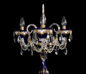 Der obere Teil einer blauen Lampe mit einem Kristall-„Eiszapfen“