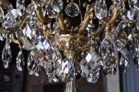 Detail einer goldenen Messinglampe zum Aufstellen auf dem Boden 1