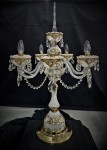 Foto einer luxuriösen hohen Tischlampe aus weißem Glas - Werkstatt