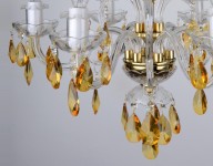 Deckenlampe aus gelbem Kristall mit bernsteinfarbenen Verzierungen.