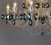 Detail des Kristallbesatzes, der braune Rauchquarzkristalle imitiert
