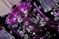 Die Lichtschale des Kronleuchters besteht aus violettem Glas