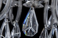 Detailansicht des geometrischen Schliffs, der die mandelförmige Kristallform hervorhebt