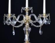 Detail 1 - 3-Arme-Kristall-Leuchter mit geschliffenen Mandeln - dekorative Tischleuchte aus Kristall