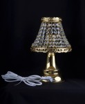 Nahaufnahme einer goldenen Lampe mit Netzkabel