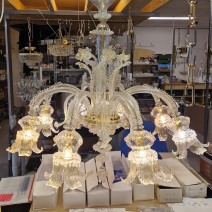 8-flammiger Murano-Kronleuchter aus klarem Glas mit 24-Karat-Goldflocken