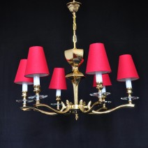 Der 6-armige Kronleuchter aus Messingguss in Form einer goldenen Tasse - ohne / mit den Lampenschirmen