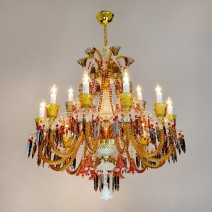 Farbenfrohe Kristallkronleuchter und Lampen im böhmischen Baccarat-Stil - Rubin, Blau, Schwarz, Bernstein und andere