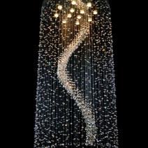 Moderne Kristallkronleuchter mit rundem Spiegel und Kristallspirale (Halleninnenräume)