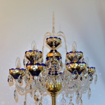 Dunkelblaue 9-armige Kristall-Stehlampe mit Glasblumen auf goldenem 24K-Hintergrund
