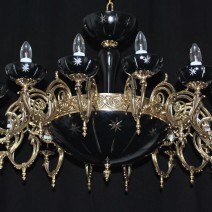 Luxuriöser, schwarzer Kronleuchter mit 16 dekorativen Messingarmen