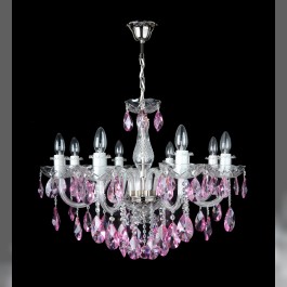 Der 8-armige Kronleuchter aus violettem Kristall mit glatten Glasarmen und geschliffenen, violett-fuchsiafarbenen Mandelformen. Silberfarbene Metalloberfläche.