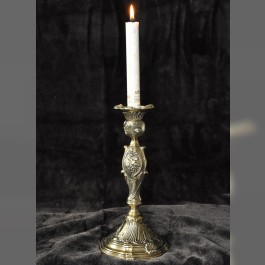 Einfacher Kerzenleuchter aus Messingguss