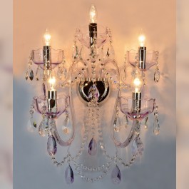 Große Kristallwandleuchte mit amethystfarbenem Glas - beleuchteter Zustand