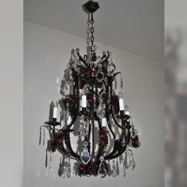 Dunkelbrauner Messingkronleuchter mit flachen Kristallverzierungen und dekorativer Deckenrosette aus Messingguss.
