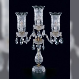 Luxuriöse böhmische Kristalllampe auf Tisch