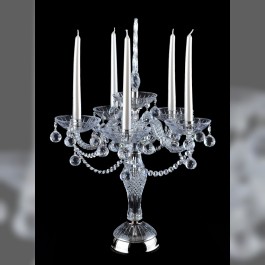 Großer Kristall-Kerzenhalter auf einem Tisch aus silbernem Metall und Kristallglas