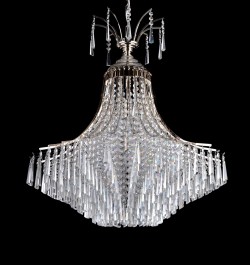 Großer Kronleuchter in silbernem Kristall, verziert mit geschliffenen Kristallelementen in Hufform. 5 große Glühbirnen in einer dekorativen Lampe.