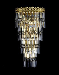 Große goldene Wandleuchte mit 3 Glühbirnen und Kristallprismen