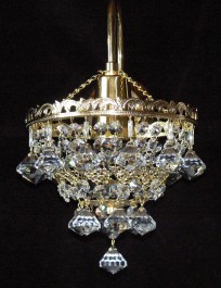 1-Arm-Kristall-Wandleuchte mit Metallarm und diamantförmigen Anhängern