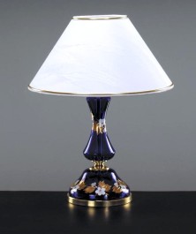 Blaue Tischlampe mit dem Lampenschirm