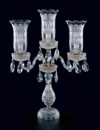 Luxuriöse böhmische Kristalllampe auf Tisch