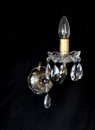 1-armige Kristallwandleuchte mit Metallarm & geschliffenen Mandeln - ANTIK Messing