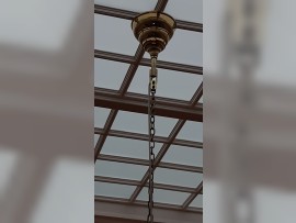 Die Deckenrosette und die abgehängte Decke aus Glas