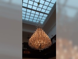 Blick in das Innere der Villa mit einem großen Kristalllüster