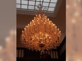 Regulierung der Lichtstärke eines großen Kronleuchters mit Hilfe eines Lichtdimmers 1